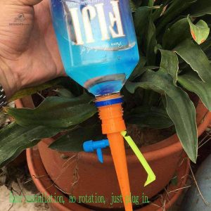 Bouteille d'eau adaptée à l'arrosage des plantes en pot