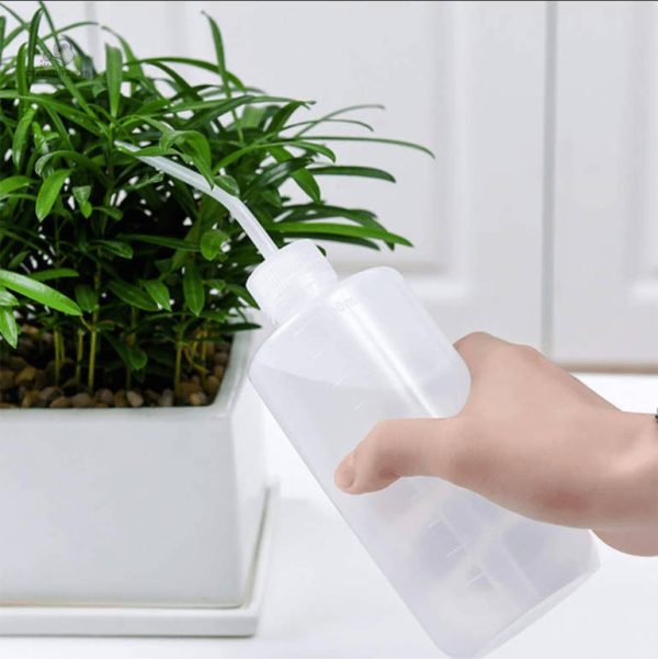 Flacon souple pour arrosage goutte à goutte
