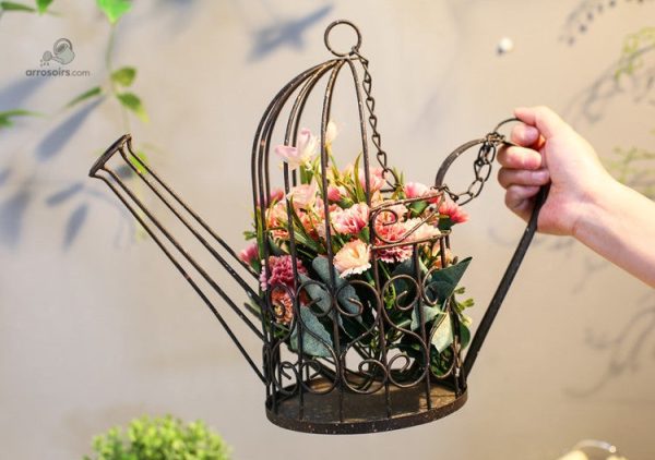 Accessoire de jardin : arrosoir décoratif suspendu