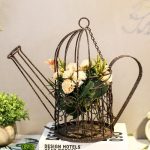 Accessoire de jardin : arrosoir suspendu chic