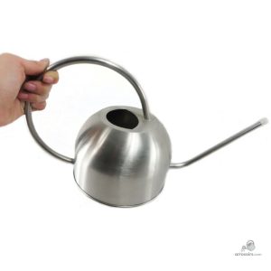 Arrosoir design en acier élégant pour le jardinage moderne