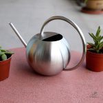 Arrosoir acier avec poignée ergonomique pour un confort d'utilisation