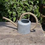 Arrosoir en zinc et chanvre, style antique