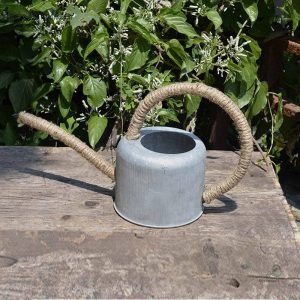 Arrosoir en zinc et chanvre, style antique
