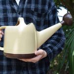 Arrosoir design avec pommeau pour une meilleure distribution d'eau