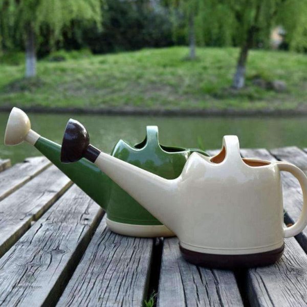 Arrosoir compact avec pommeau pour un rangement facile