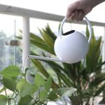 Arrosoir design blanc pour l'arrosage des plantes