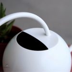 Arrosoir blanc moderne, parfait pour le balcon