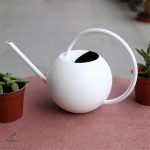 Arrosoir en métal blanc, pratique et esthétique
