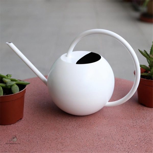 Arrosoir en métal blanc, pratique et esthétique