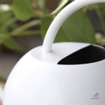 Arrosoir blanc, accessoire essentiel pour jardiniers