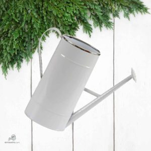 Arrosoir vintage blanc en métal pour le jardinage