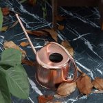 Arrosoir cuivré au design vintage pour l'entretien des fleurs