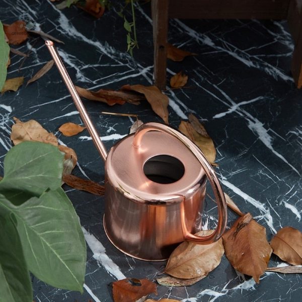 Arrosoir cuivré au design vintage pour l'entretien des fleurs