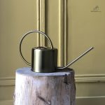 Arrosoir en métal pour une touche décorative dans le jardin