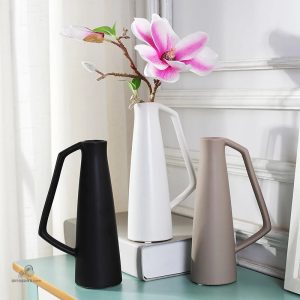 Vase contemporain inspiré du design d'un arrosoir