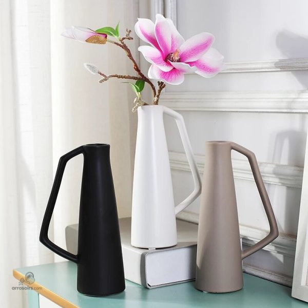 Vase contemporain inspiré du design d'un arrosoir