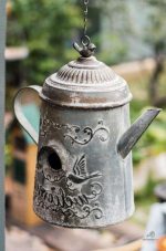 Nichoir stylisé pour oiseaux, parfait pour la déco extérieure