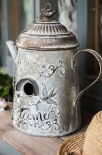 Accessoire de jardin : arrosoir décoratif avec nichoir