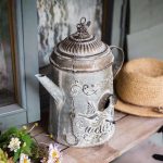 Accessoire de jardin : arrosoir avec design nichoir pour oiseaux