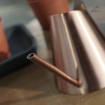 Arrosoir en cuivre au design épuré, idéal pour les espaces modernes