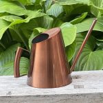 Arrosoir design en métal cuivré pour plantes d'intérieur