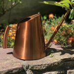 Élégant arrosoir cuivré pour le jardinage d'intérieur