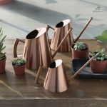 Accessoire de jardinage : arrosoir cuivré au style contemporain