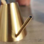 Arrosoir chic doré, pratique pour l'arrosage des plantes d'intérieur