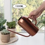 Arrosoir pratique avec un bec allongé en finition cuivrée