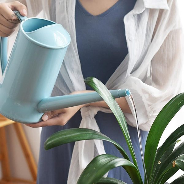 Arrosoir en plastique au design contemporain