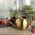 Arrosoir métal doré, élégant et fonctionnel pour le jardinage