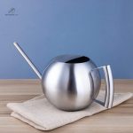 Arrosoir design en inox pour un arrosage stylé