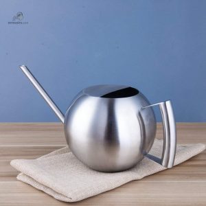 Arrosoir design en inox pour un arrosage stylé