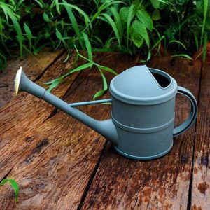 Accessoire de jardinage : arrosoir en plastique léger