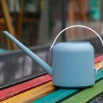 Arrosoir en plastique au design moderne et fonctionnel