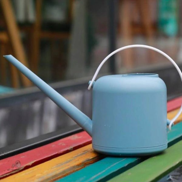 arrosoir-en-plastique-bleu-1-7-litres-1 Arrosoir en plastique au design moderne et fonctionnel