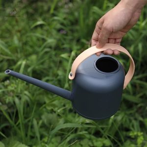 Accessoire de jardinage : arrosoir pratique et esthétique