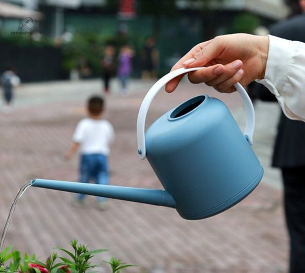 Arrosoir en plastique coloré, apportez du style à votre jardin
