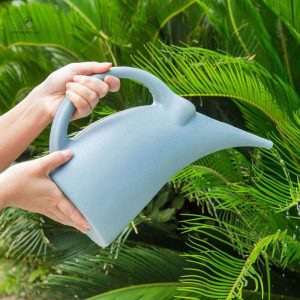 Arrosoir plastique long bec pour un arrosage précis