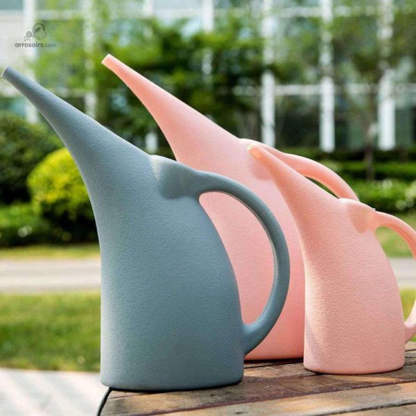 Arrosoir en plastique avec design ergonomique pour le confort