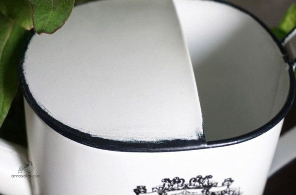 Arrosoir en fer blanc, accessoire de jardinage essentiel