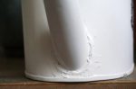 Arrosoir en fer, finition blanche pour un style chic