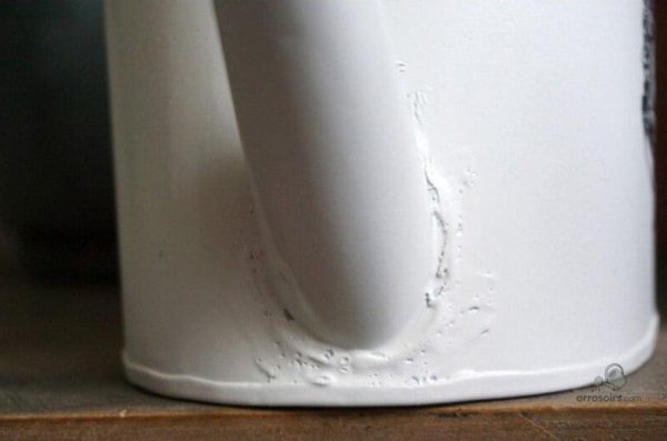 Arrosoir en fer, finition blanche pour un style chic