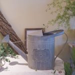 Arrosoir fleuri en métal, pratique et esthétique