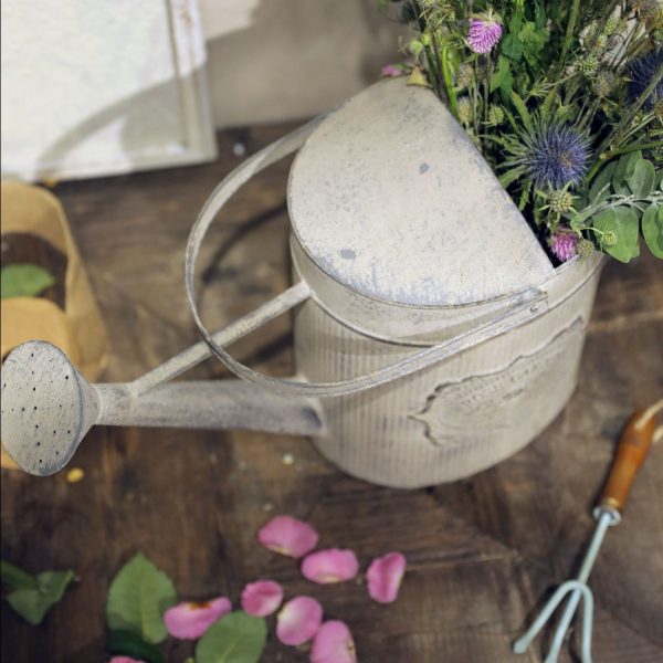 Arrosoir en zinc décoré de motifs floraux