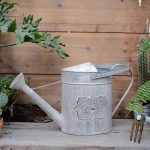 Arrosoir fleuri en métal pour l'arrosage des plantes