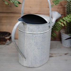 Arrosoir en zinc avec design floral coloré