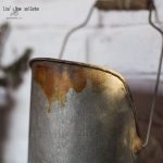 Design vintage d'un arrosoir en métal galvanisé