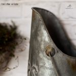 Arrosoir ancien en métal, parfait pour un intérieur chic